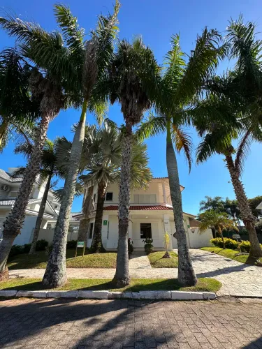 Alugo casa mobiliada de 4 suítes com piscina em Jurerê Internacional