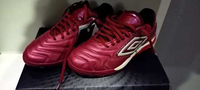 NOVA- Chuteira society umbro master classe pro bump 2026