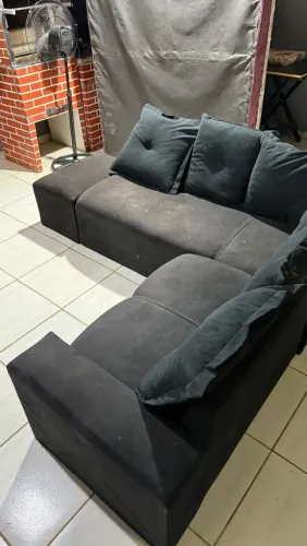 SOFÁ DE CANTO PRETO POUCOS DETALHES MAIS FUNCIONAL BOM PARA COMEÇAR A VIDA ENTREGO