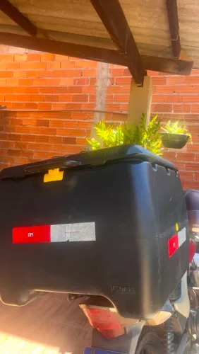Baú com bagageiro reforçado para moto 140 litros.