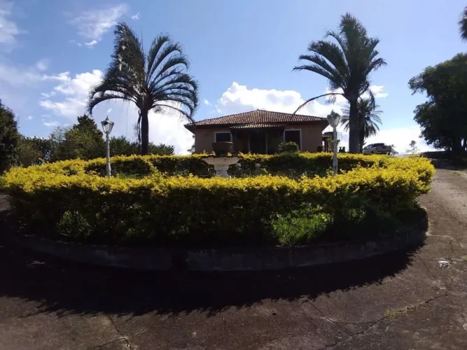 Sítio de 3 alqueires com casa sede e infraestrutura para haras em Caçapava/SP.