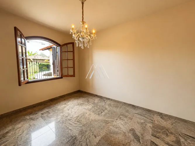 Casa 3 quartos para alugar no Centro em Itaúna/MG