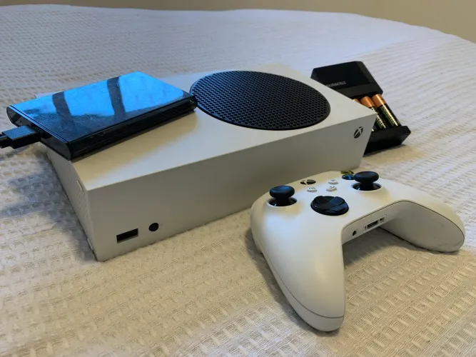 Xbox Series S + HD 1TB Externo + Pilhas Duracell