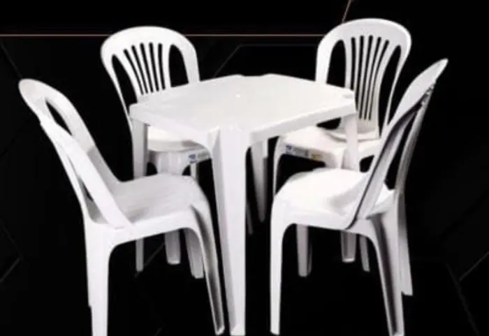 Conjunto de mesa com cadeiras