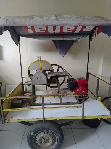 Engenhoca com motor a gasolina, moendas inox,e carrinho de lanche e chapa.