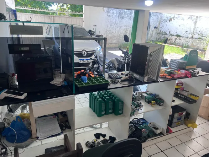 Balcão de loja com caixa e mostruário 