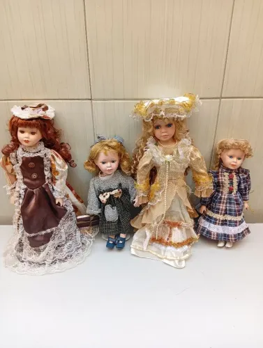 Quatro bonecas de porcelana