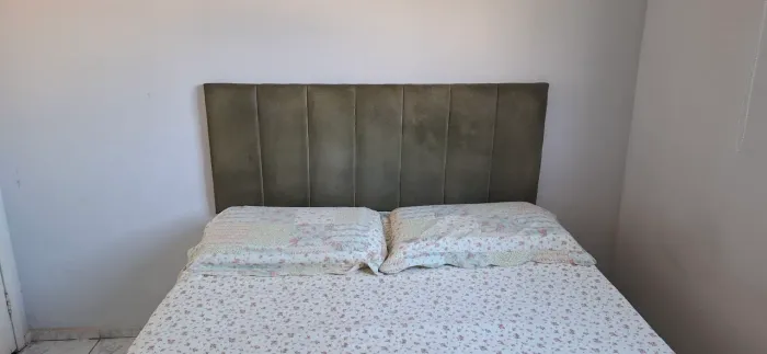 Cabeceira de cama casal em suede cor caqui