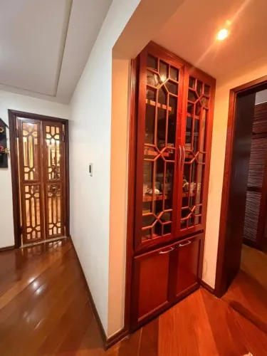 CRISTALEIRA EM MADEIRA MACIÇA COM PORTAS DE VIDRO