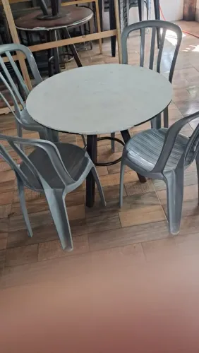 Jogos de mesa Redondo pés de madeira.4 cadeiras de vime,