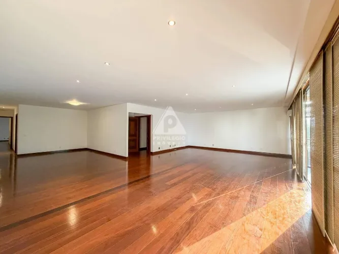 Apartamento de Alto Padrão em Ipanema - 294m², 4 Quartos, 4 Vagas e Lazer Completo.
