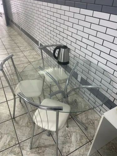 Mesa com 3 cadeiras 