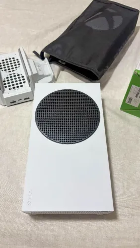 Xbox Série S - Seminovo + acessórios - Perfeito!
