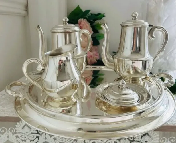 Conjunto de café em prata, com bules e uma queijeira