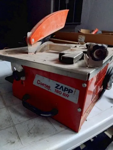 máquina de cortar pisos e azulejos elétrica da marca Cortag, modelo Zapp 180 BR