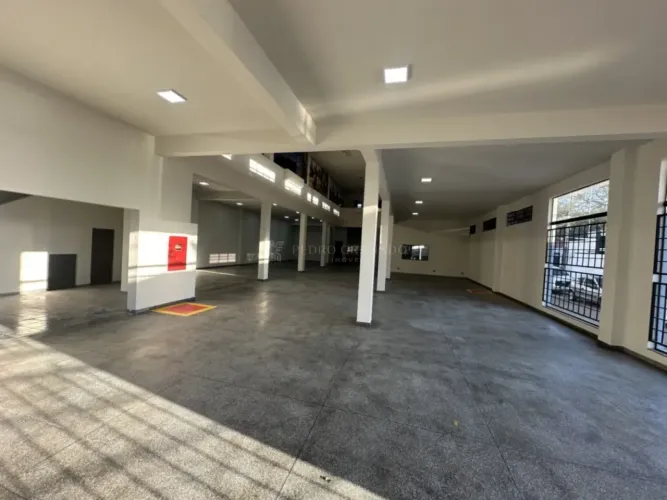 Barracão Comercial na Av Colombo