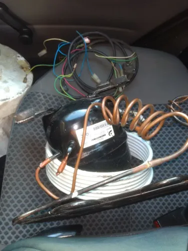 PEÇAS DE GELAGUA DE MESA FUNCIONANDO SE O GÁS MAS COMPLETO.