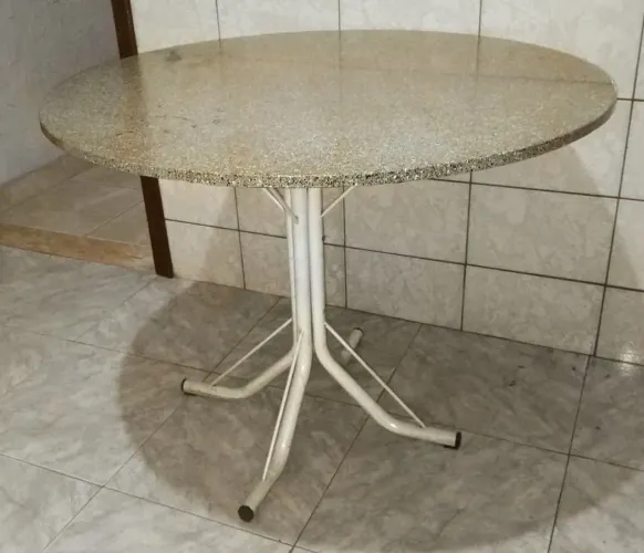 Mesa redonda 95 cm com tampo em granito