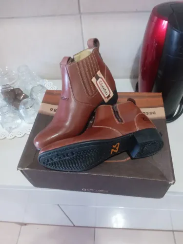 Vendo bota feminina zebu