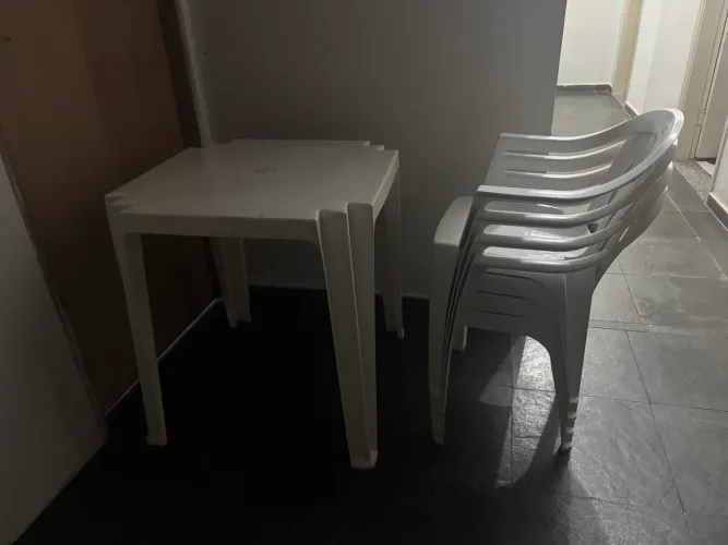 Jogo de mesa com 4 cadeiras
