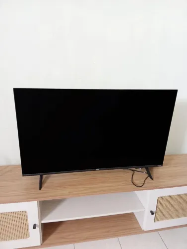 Vendo tv 43 polegadas AOC semi nova e com uma semana de compra na loja , 1800 preço nego