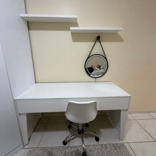 Escrivaninha com cadeira e prateleiras