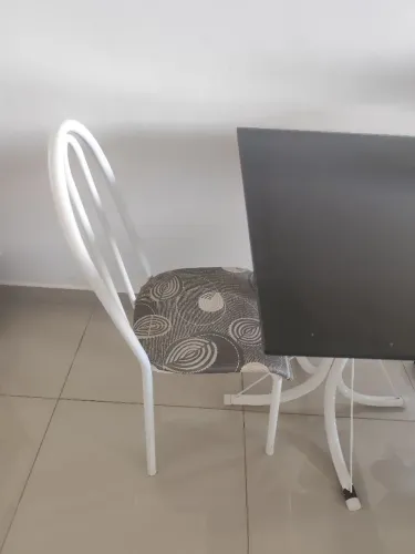 Mesa de Jantar com Tampo de Vidro + 4 Cadeiras
