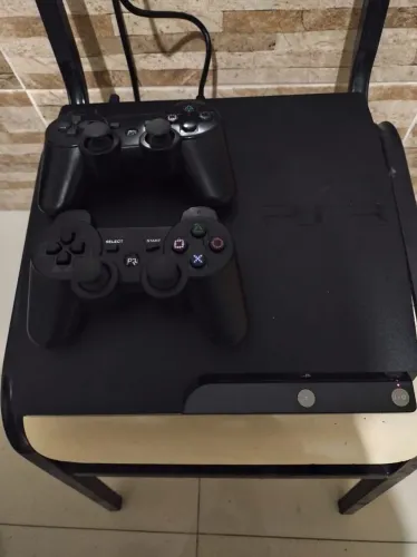 PS3 desbloqueado com 2 controles 