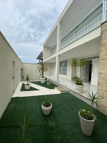 Casa para venda com 420 metros quadrados com 5 quartos
