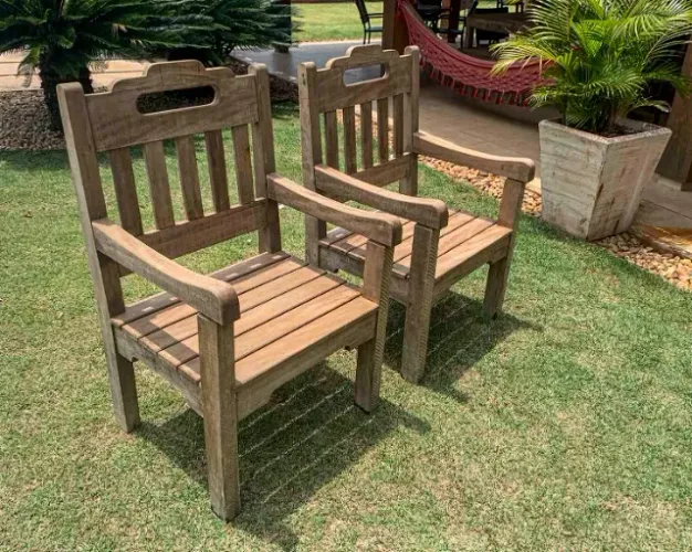 Conjunto com 3 Bancos de Madeira de Demolição com Encosto, do Ateliê Santo Ofício