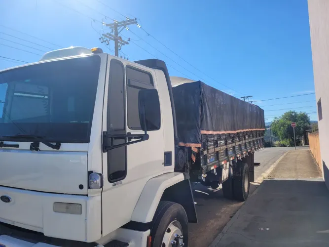 Caminhão toco graneleiro