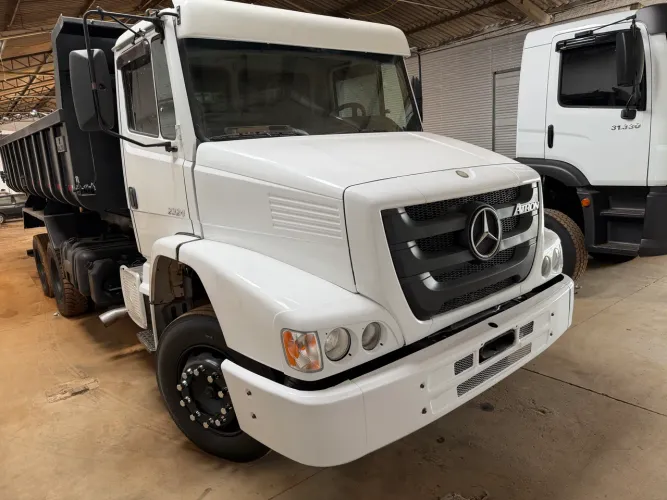 Mb Atron 2014 - 320.000 km originais