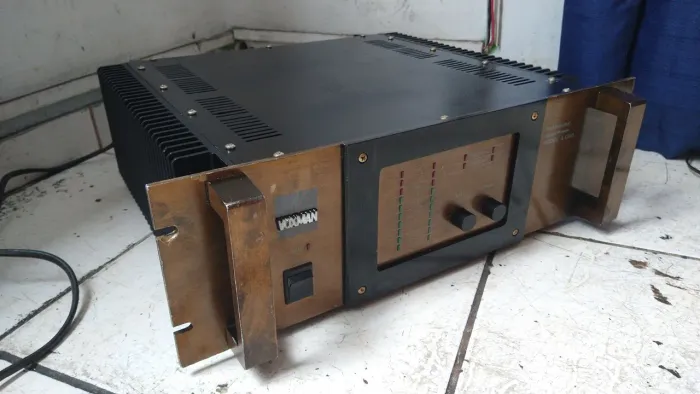 Amplificador de som dos 80s reformado Voxman a1200