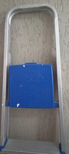 Escada de alumínio com 4 degraus