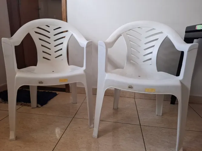 2 Cadeiras de plástico branca