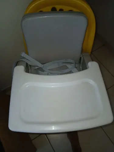 Vende _se cadeirinha para bebê. 