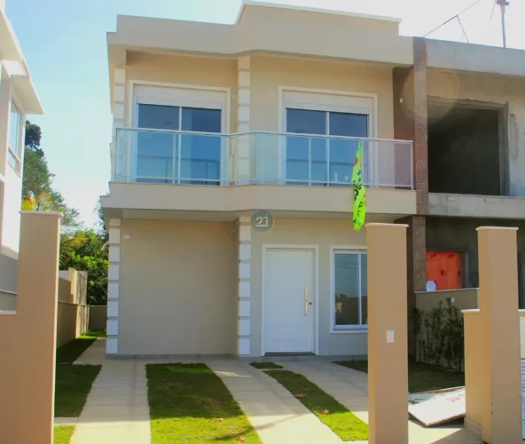 Vendo casa sobrado, com 04 suítes, amplo quintal e 02 vagas de garagem, nos Ingleses !