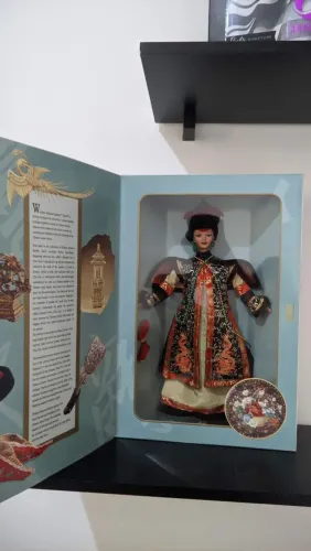 (TROCO POR MH) Boneca Barbie Chinese Empress Great Eras 1996 LACRADA