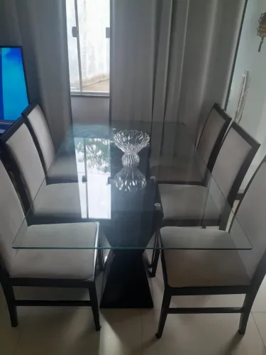 VENDE-SE MESA DE JANTAR DE 6 CADEIRAS - NO PRECINHO