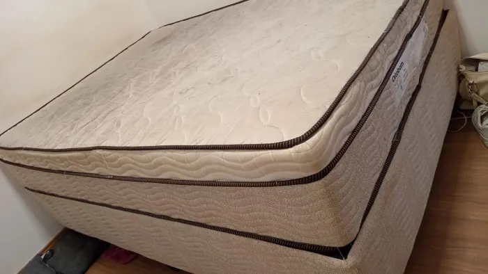 Cama de casal usada
