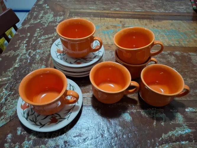 Jogo de 6 xícaras com pires em porcelana