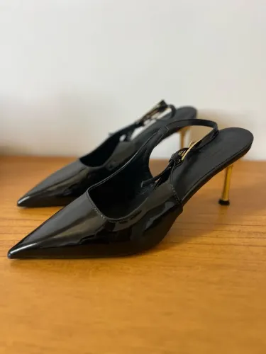 Scarpin Feminino Preto Verniz - Salto Dourado - Elegante e Sofisticado