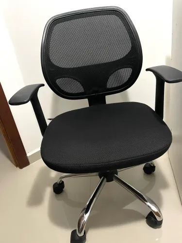 Cadeira de escritório com regulagem de tamanho.
