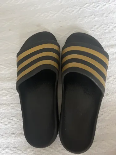 CHINELA ADIDAS EXCELENTE