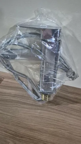 Torneira quadrada quente e frio 