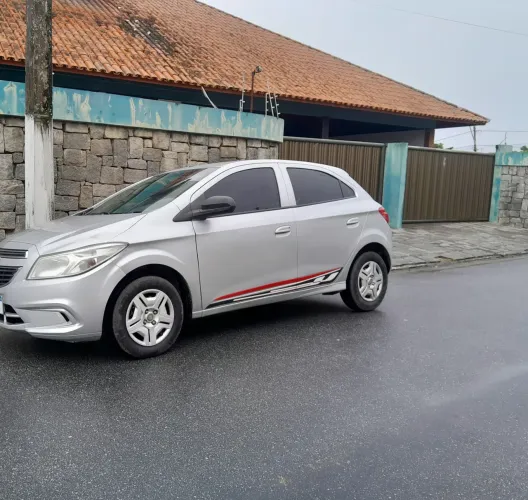 Onix LT completo 2015