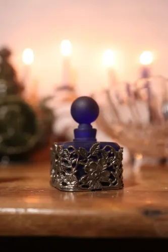 ANtigo frasco 1940 de vidro fosco azul com floral em metal antiquario vintage decoração