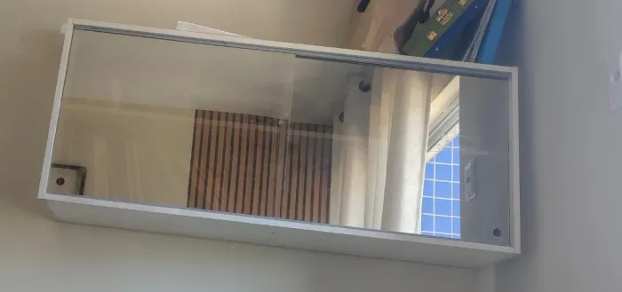 Lindo armário suspenso espelhado