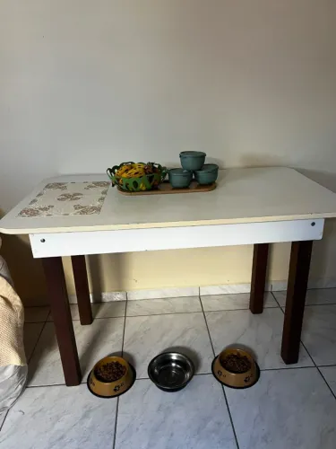 MESA DE COZINHA/JANTAR BRANCA COM PÉS DE MADEIRA