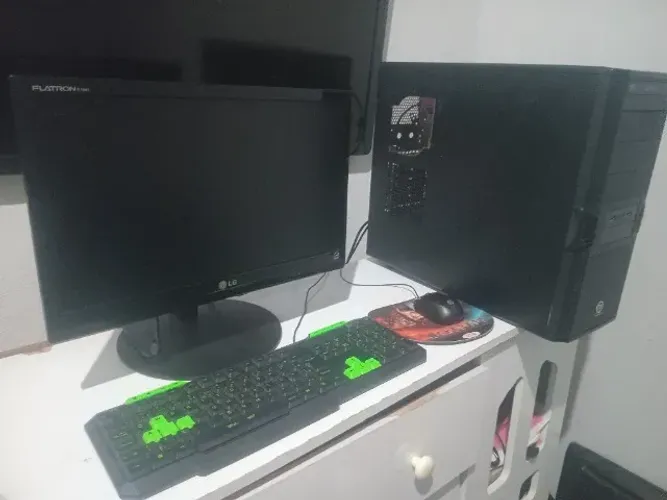 Computador Quad core formatado e alguns jogos instalados.